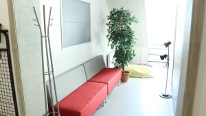 I skolan finns ett flertal soffgrupper där eleverna kan sätta sig ner och till exempel läsa en bok. En soffa med röd sittdel och grå ryggdel.