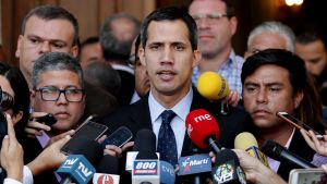 Juan Guaido har utropat sig till Venezuelas tillfälliga president i väntan på nyval. Han stöds av flera västländer med USA i spetsen men president Nicolas Maduro vägrar lämna ifrån sig presidentmakten som han vann genom ett mycket kritiserat val 2018. Juan Guaido, oppositionsledare i Venezuela.