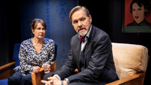 Asko Sarkola och Anna Hultin på scen under en repetition av Pappan. Asko Sarkola på scenen tillsammans med Anna Hultin.