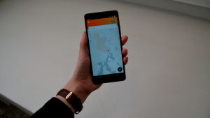 Byaskjussen beställs via mobilapplikationen Kyyti. En hand som håller i en smart telefon med mobilapplikationen Kyyti