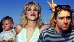 Courtney, Kurt och Frances Bean Frances Bean, Courtney love och Kurt Cobain. Courtneyvisar v-tecknet ovanför Kurts huvud.