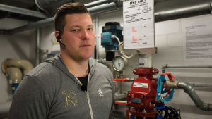 Gårdskarlsyrket kräver stor kunskap om automation och smartteknik. På bilden Sebastian Slotte som tillsammans med sin bror Benjamin driver företaget Vaasan korttelihuolto. man i källare med rör och ventiler