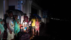 Ännu under natten till fredagen väntade en del människor på att skjutsas bort från staden Puri, i Odisha.