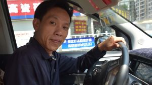Zhang Xiaoyi arbetade i en fabrik i nästan tio år. Han är glad över att han sade upp sig. Zhang Xiaoyi arbetade i en fabrik i nästan tio år. Han är glad över att han sade upp sig.