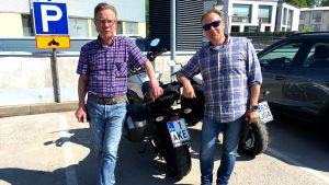 Trafiklärarna Åke Eriksson och Santtu Sarlin. Åke Eriksson till vänster och Santtu Sarlin står vid en motorcykel.