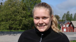 Julina Lillandt En ung kvinna med långt blont hår. Håret är uppsatt i en hästsvans.