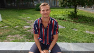 Erik Back grundade ett företag som säljer vattenflaskor av stål. Man sitter och ler.