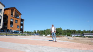 Ben Fuchs tror att det snart kommer att byggas nya hus intill "gamla" Sibbostrand. Ben Fuchs står mellan det gamla Sibbostrand och en obebyggd tomt.
