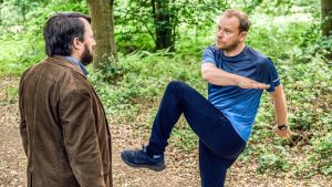 Stephen (David Mitchell, vas.) ja Andrew (Robert Webb). Uusi brittikomedia Kuokkavieras seuraa kahden miehen kissa ja hiiri -leikkiä.