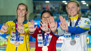 En riktigt fin hyllning till tävlingskumpanen och simstjärnan Rikako Ikee. Medaljörerna hyllade tävlingskumpanen.