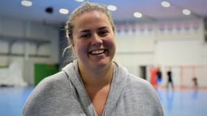 Erfarna FM-seriespelaren Emilia Holmberg bor i Åbo, men fortsätter spela i BK-46. En kvinna står vid en handbollsplan
