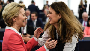 Ursula von der Leyen Ursula von der Leyen gratuleras av en tysk Europaparlamentariker