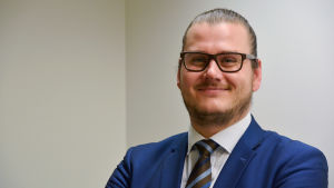 SFP-politikern Christoffer Hällfors besökte Yle Östnylands studio den 27 november. man i blå kostym