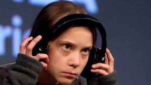 Greta Thunberg prisbelönades för sitt ihärdiga arbete för klimatet. Yrmeä Greta Thunberg kuulokkeet korvilla.