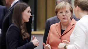 Finlands statsminister Sanna Marin, Tysklands förbundskansler Angela Merkel och Danmarks statsminister Mette Frederiksen samtalar vid Euopeiska rådets sammanträde i december. Dagens möte sker via videoförbindelse. Sanna Marin samtalar med Tysklands förbundskansler Angela Merkel vid EU-toppmötet i Bryssel.