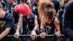 Datorn hade svårare att känna igen en person då den dansade till metallmusik. Två åhörare moshar i publiken på en konsert i Hamburg 2016.