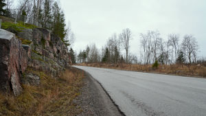 Söderkullavägen svänger och går nerför strax innan den 20 meter långa gropen nära Molnträskvägen. En väg som kurvar sig uppåt.