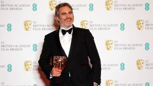 Joaquin Phoenix med sitt pris för årets bästa manliga huvudroll på Royal Albert Hall i London. Joaquin Phoenix poserar med sitt pris på Bafta-galan.