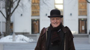 Det var en elevhälsochef som bjudit in Bo Hejlskov Elvén att föreläsa om sin metod som satte rubriken "lågaffektivt bemötande" på föreläsningen. – Så det var hon som namngav min metod, kan man säga. Äldre, vit man i plommonstop står framför Vasa stadsbibliotek.