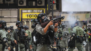 Polisen i Hongkong besköt i slutet av september 2019 demonstranter med tårgas. De massiva protesterna i Hongkong fick sin början i ett kinesiskt-stött lagförslag som skulle ha möjliggjort deporteringar till Kina. Polisen avfyrar tårgasgranater mot demonstranter i Hongkong på söndagen.