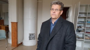 Museichef Dan Lindholm säger att han sett byggnader som är i värre skick än C-huset i Karis och som har renoverats. Museichef Dan Lindholm i ett av rummen i C-huset.