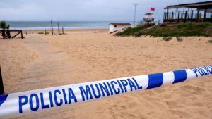 Stängd strand i Punta Humbria, Huelva, Spanien 14.3.2020 