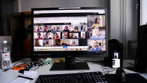 Videoplattformen Google meet kan se ut så här. Kuvassa on tietokoneen näyttö, näytöllä on käynnissä etäkoulutus.