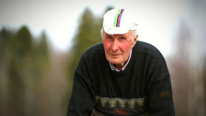 70-åriga Hannus cyklar fortfarande regelbundet men turerna har blivit färre med åren. Harry Hannus med en gammal cykelkeps på huvudet vid vägrenen