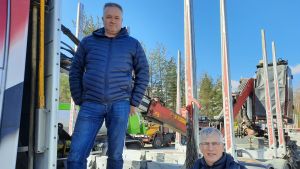 Dåliga vägar är dåligt för såväl ekonomin och miljön, samt försämrar säkerheten, säger Jarl Sundqvist och Staffan Molander. Staffan Molander och Jarl Sundqvist poserar vid en virkesbil