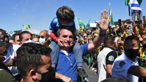 Bolsonaro med anhängare i Brasilia 31.5.2020 Brasiliens president Jair Bolsonaro med anhängare i Brasilia 31.5.2020. Bolsonaro