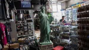 En vandaliserad souvenir- och elektronikaffär nära Times Square i New York. En vandaliserad souveniraffär nära Times Square i New York.