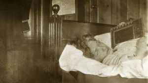 Delad sjukerfarenhet hos Södergran och Nietzsche, men också skaparglädje och livskraft. Edith Södergran ligger på sjukbädd med typ en radio ? på bröstet. Ser in i kameran. Kudde under huvudet.