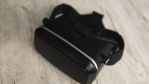 För att gå in i den virtuella verkligheten behövs ett VR-headset. Ett VR-headsett på ett bord.