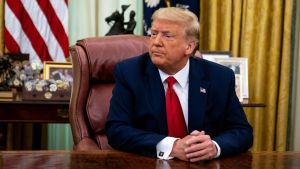 Under Donald Trumps presidentperiod har en del finländska företag haft svårare med visum. Donald Trump sitter vid ett skrivbord i Vita huset. Han tittar åt sidan.