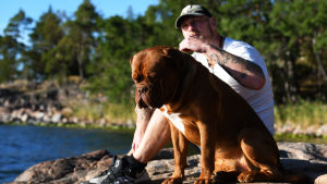 Åland har blivit Helenius permanenta hem. Han har inga planer på att flytta vidare. Robert Helenius njuter av solen med sin hund Bulten.