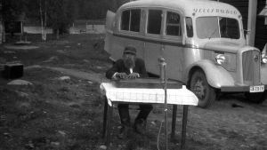 En man spelar Rundradions paussignal på kantele, 1930 En man spelar Rundradions paussignal på kantele, 1930
