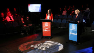 Ekonomin har präglat flera valdebatter. För att lyfta ekonomin lovar Labour bland annat att introducera gratis utbildningskurser och lärlingsplatser. Nationella partiet ger löfte om tillfälliga skattelättnader. Båda partierna utlovar också satsningar på infrastrukturen. Jacinda Ardern och Judith Collins i valdebatt.