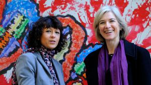 Pristagarna Emmanuelle Charpentier och Jennifer A. Doudna. Två kvinnor ler mot kameran.