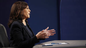 Kamala Harris kritiserade Trumpadministrationen för misskötsel av coronpandemin. Varapresidenttiehdokas Kamala Harris tv-väittelyssä.