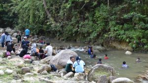 Inhemska turister svalkar av vid en bäck i utkanten av en malaysisk naturpark. Turisterna glömmer ibland bort att använda ansiktsskydd och att de inte ska vara alltför nära varandra. Inhemska turister svalkar av vid en bäck i utkanten av en malaysisk naturpark. Turisterna glömmer ibland bort att använda ansiktsskydd och att de inte ska vara alltför nära varandra.