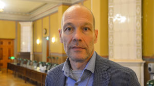 Utbildningsdirektör Rikard Lindström tror gärna hellre på enkätsvaren än KiVa-progammets statistik. En man.