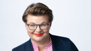 Lottaliina Pokkinen är chef för juridiska ärenden på Finlands musikerförbund. En leende kvinna med glasögon.