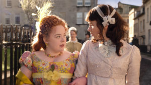 Nicola Coughlans (till vänster) rollkaraktär Penelope Featherington är bästis med Eloise Bridgerton som spelas av Claudia Jessie. Nicola Coughlan i rollen som Penelope Featherington och Claudia Jessie som Eloise Bridgerton.
