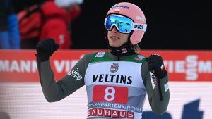 Dawid Kubackis drömhopp i den andra rundan mätte 144 meter, vilket är ett nytt backrekord i Garmisch-Partenkirchen. Dawid Kubacki jublar med nävarna i luften.