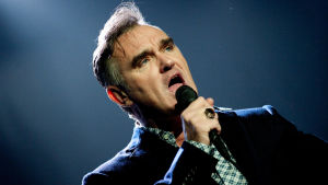 Många av Morrisseys gamla fans har övergivit honom p.g.a. hans invadrarfientliga uttalanden och pro-Brexit-åsikter. Morrissey sjunger. 2009.