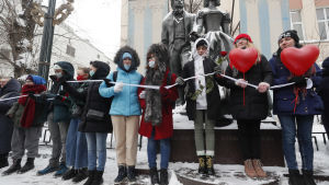 Enligt nyhetsbyrån AFP deltog ungefär 300 kvinnor i söndagens manifestation i Moskva. Enligt nyhetsbyrån AFP deltog ungefär 300 kvinnor i söndagens manifestation i Moskva.