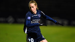 Linda Sällström spelar till klubblagsfotboll i Paris FC. Linda Sällström i Paris FC-tröjan.