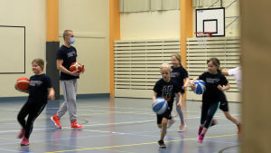 Skolor, idrottsföreningar och kommunerna är centrala aktörer som kan bidra till att rekommendationerna uppnås. 6-9-åringar spelar basket i Savonlinna.