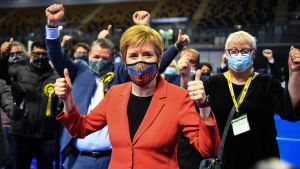 SNP:s ordförande Nicola Sturgeon har själv säkrat sin plats i det skotska regionala parlamentet. Nicola Sturgeon håller tummen upp.