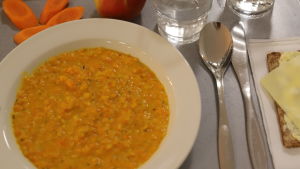 I Winellska skolans kök tillreds 2600 portioner varje dag. En tallrik med soppa.